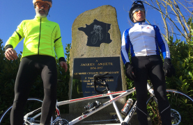 Jérôme et Guillaume devant le monument à la gloire de Jacques Anquetil